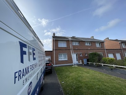Véhicule FFE devant une maison lors d’une intervention avec une échelle